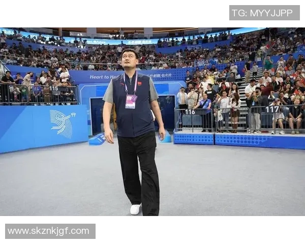 姚明亲自采访新秀球员分享成长经历与未来展望的精彩瞬间